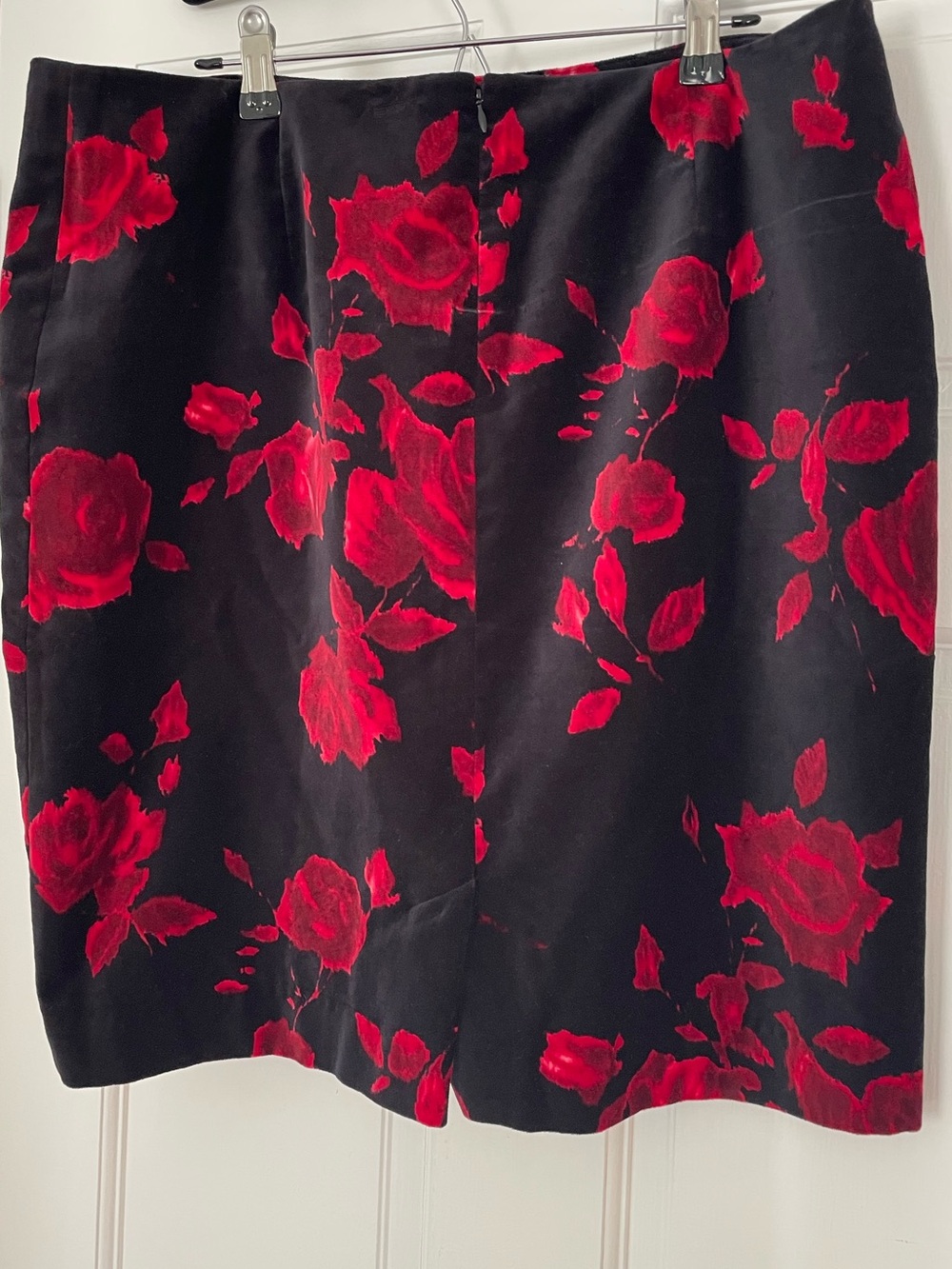 Talbots Black Velvet feel Floral Pencil Skirt with Red Rose Print- Size 14P - Picture 2 of 6